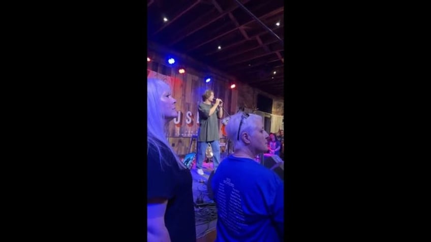 blake shelton invites gwen stefanis son onstage for his first ever public performance