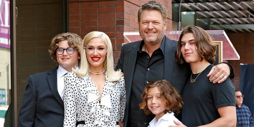 blake shelton invites gwen stefanis son onstage for his first ever public performance