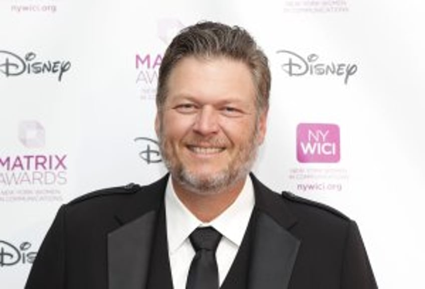 Blake Shelton performs 'Texas,' discusses new album on 'Tonight'