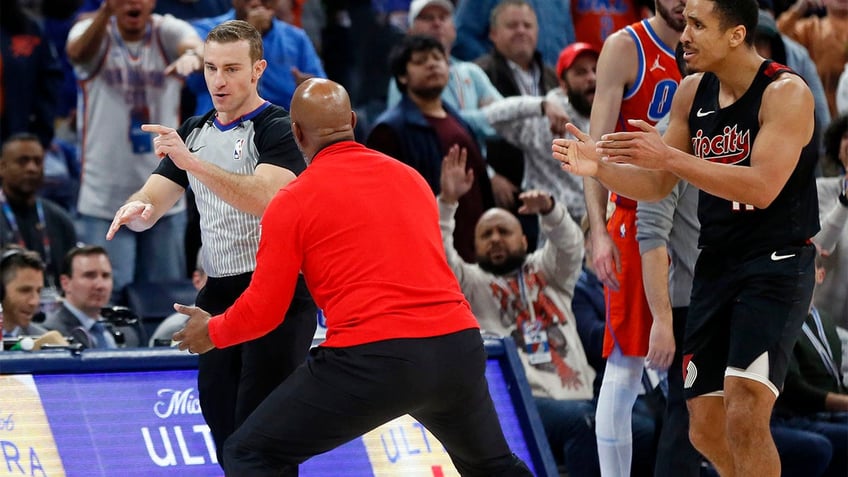 Chauncey Billups tries to get a timeout