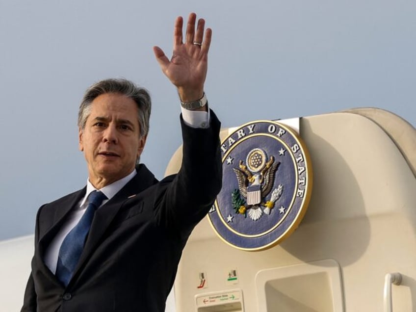 US Secretary of State Antony Blinken waves as he boards a plane to depart after meeting with Turkish officials in Istanbul, on January 6, 2024. (Photo by EVELYN HOCKSTEIN / POOL / AFP)