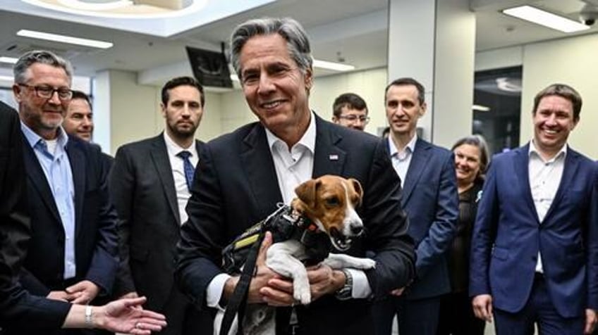 blinken to unveil 1bn more in us taxpayer aid poses with puppy in surprise kyiv visit