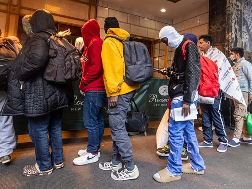 Migrants and asylum seekers arrive at Roosevelt Hotel in Manhattan, New York on Jan. 4, 20