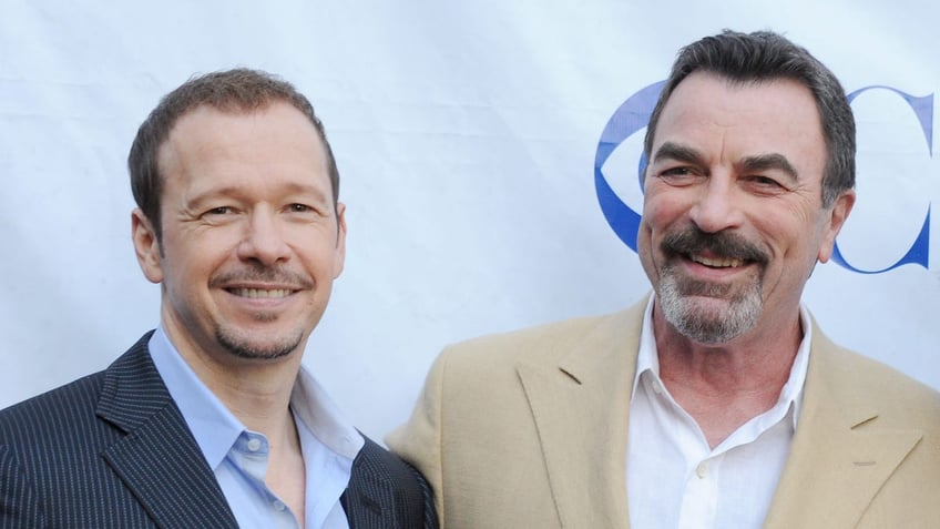 donnie wahlberg and tom selleck pose