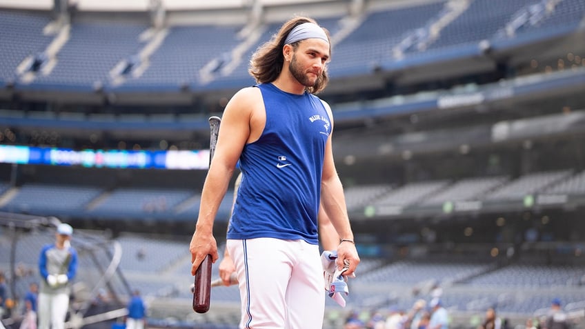 Bo Bichette walks on field