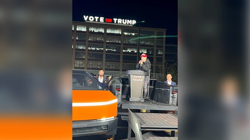 Anthony Constantino at "Vote for Trump' sign event