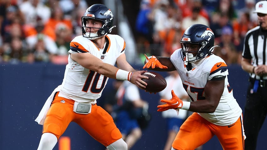 Bo Nix hands ball off