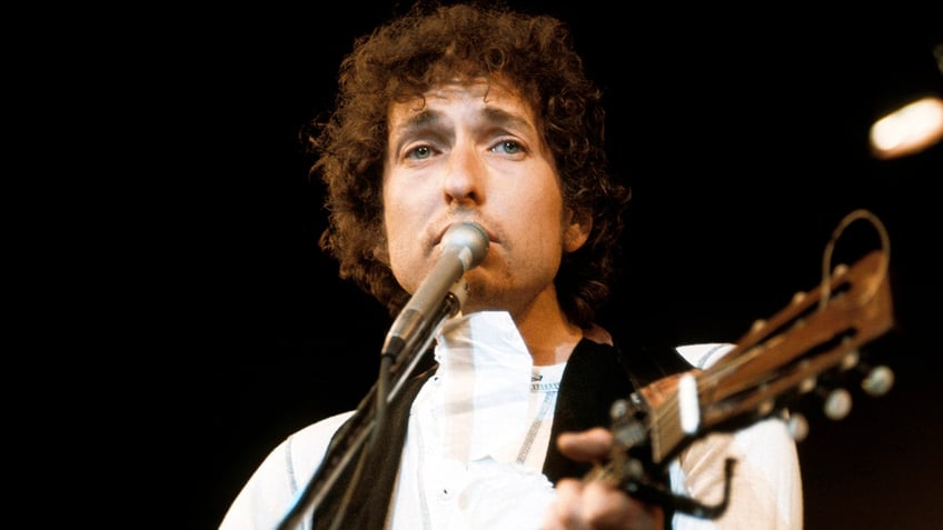 bob dylans faith in christianity survived backlash from fans who missed the old dylan author
