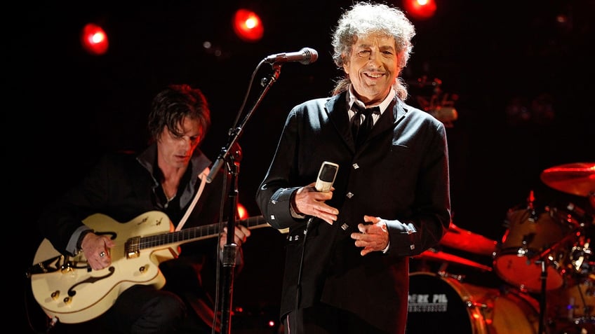 bob dylans faith in christianity survived backlash from fans who missed the old dylan author