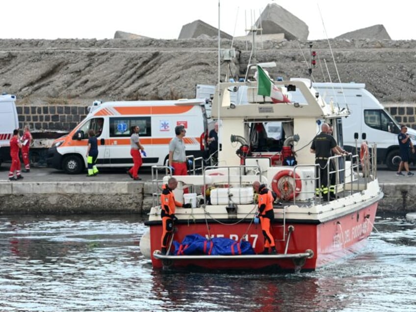 TOPSHOT - Divers of the Vigili del Fuoco, the Italian Corps. of Firefighters arrive in Por