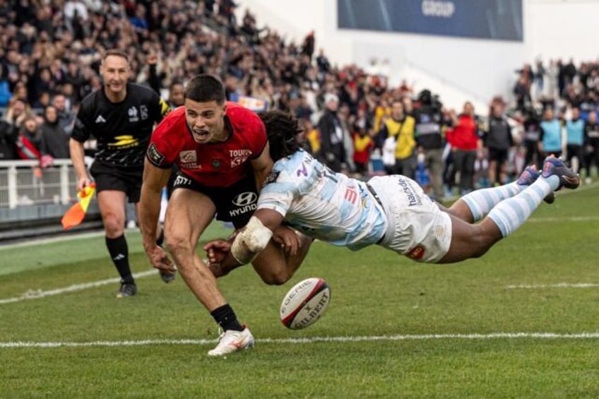 Toulon's French wing Gael Drean (L) scored two tries against Racing92 at the Mayol stadiu