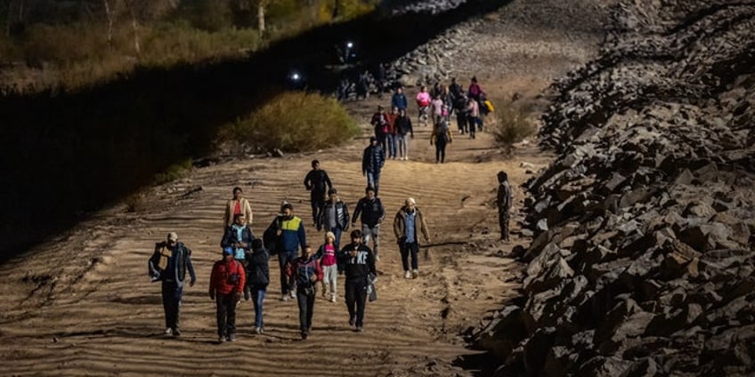 border crossings in arizona desert spike over 100 despite record setting heat report