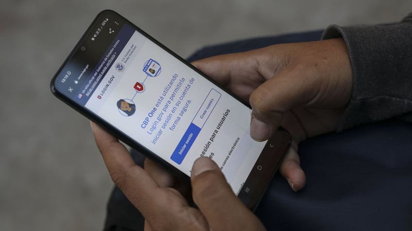 border patrol mobile app for migrants seeking entry into us controversial on both sides of immigration debate