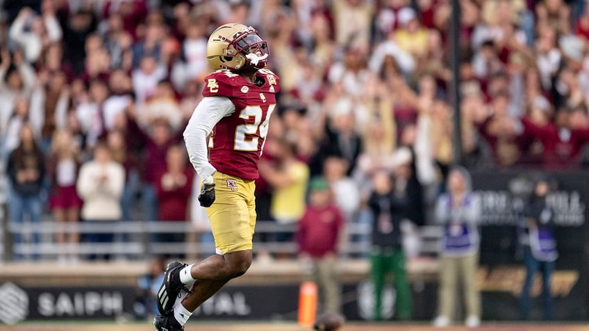 boston colleges amari jackson makes incredible one handed interception sprints into the end zone