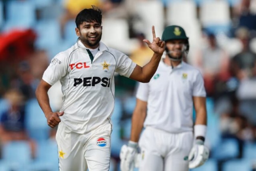 Pakistan's Khurram Shahzad picked up two of three South Africa wickets as the tourists fou