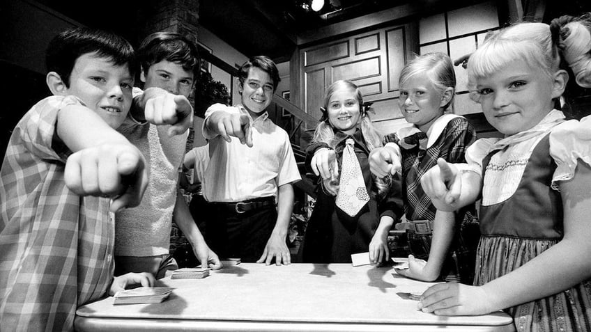 Brady Bunch stars Susan Olsen, Mike Lookinland, Eve Plumb, Christopher Knight, Maureen McCormick, and Barry Williams in a black and white photo