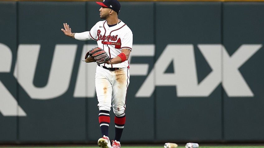 braves fans throw bottles on field after controversial call