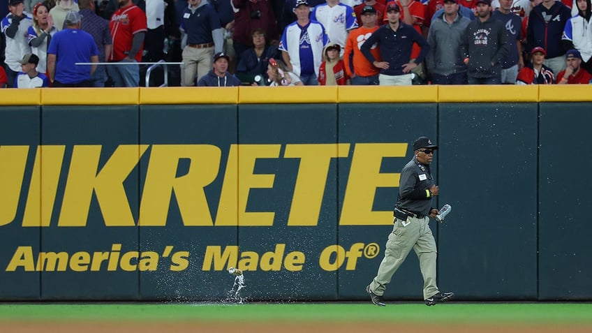 braves fans throw bottles on field after controversial call