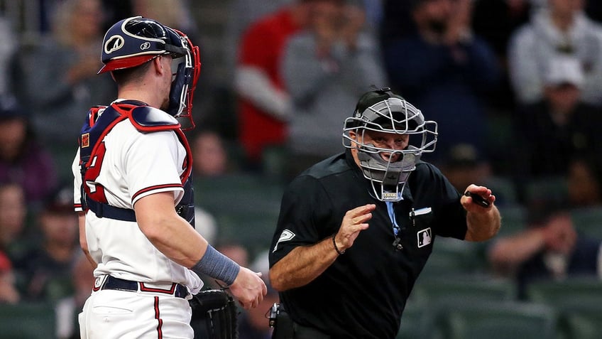 braves fans throw bottles on field after controversial call