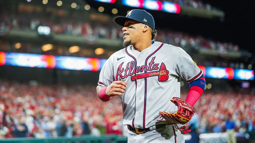 braves orlando arcia trolls phillies fans during elimination game after shot at bryce harper