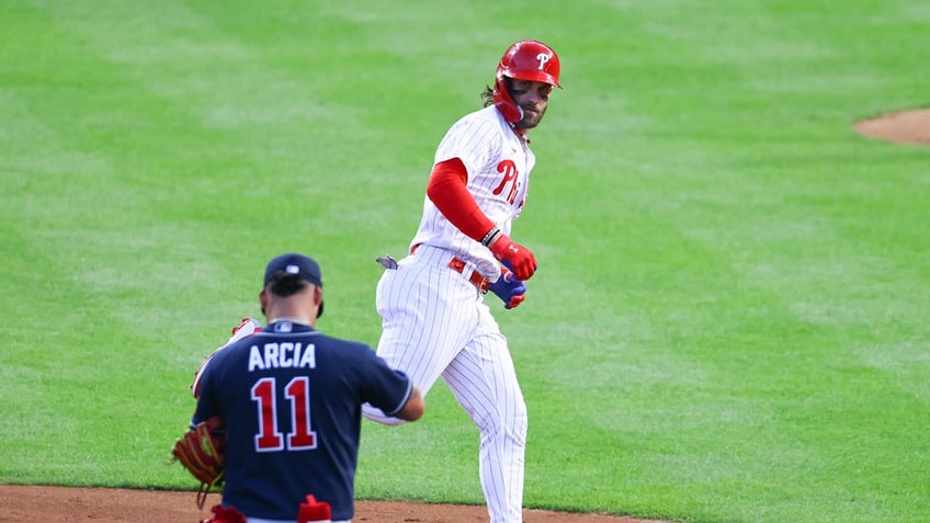 braves orlando arcia trolls phillies fans during elimination game after shot at bryce harper