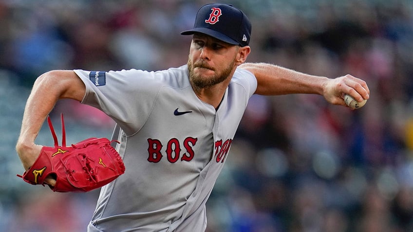 Chris Sale tosses the ball