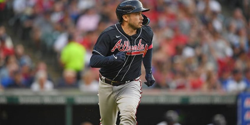 braves sign travis darnaud to one year contract extension