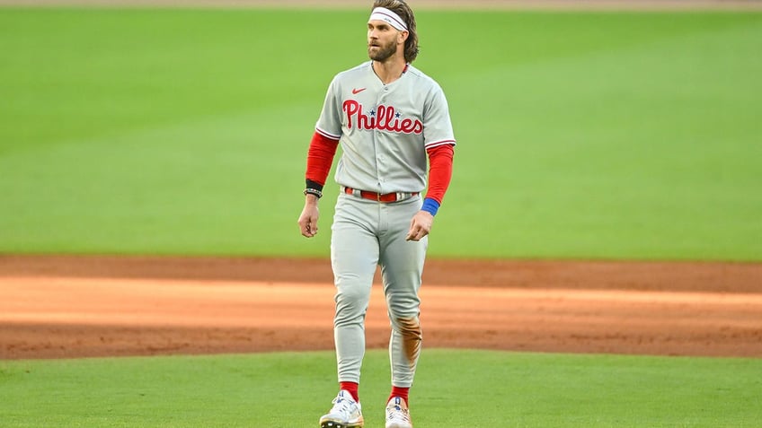 braves spencer strider has heated conversation with coach as hes removed from nlds game 1