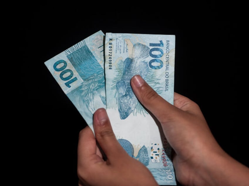 Banknotes of 100 (one hundred) Reais referring to a new note of 200 (two hundred) Reais ph