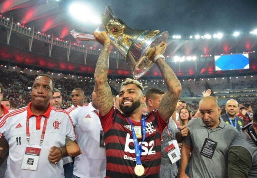 Gabigol holds up the Brasileiro trophy in 2019