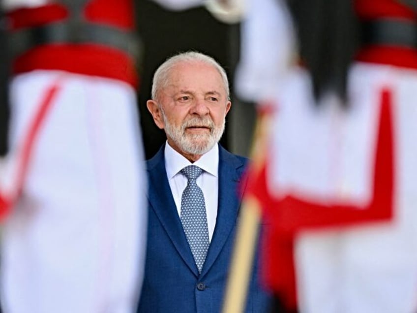 Brazilian President Luiz Inacio Lula da Silva (R) and Chilean President Gabriel Boric look