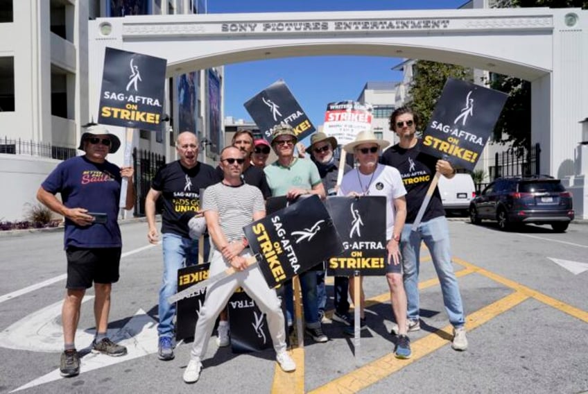 breaking bad stars reunite on picket line to call for studios to resume negotiations with actors