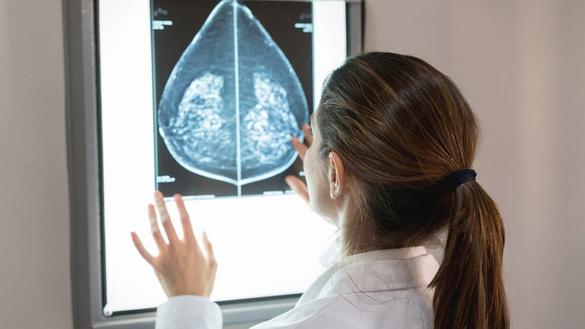 gyno looks at mammogram