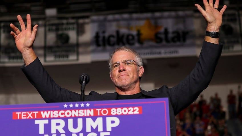 Brett Favre salutes crowd at Trump rally in Wisconsin