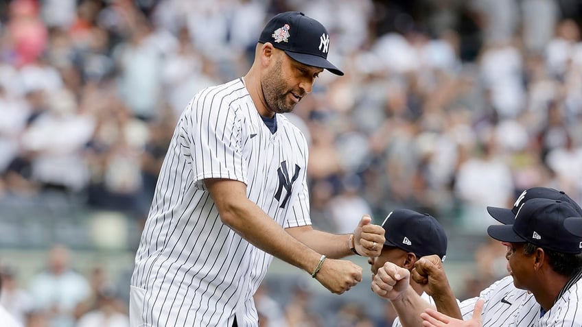 brewers shortstop doesnt hold back excitement after meeting childhood hero derek jeter