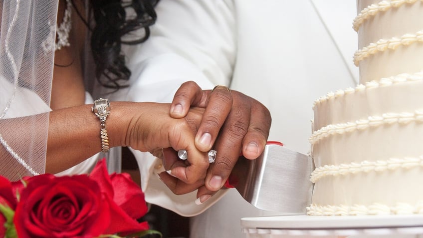 bride claims she left her own wedding after husband smashes cake in her face experts chime in