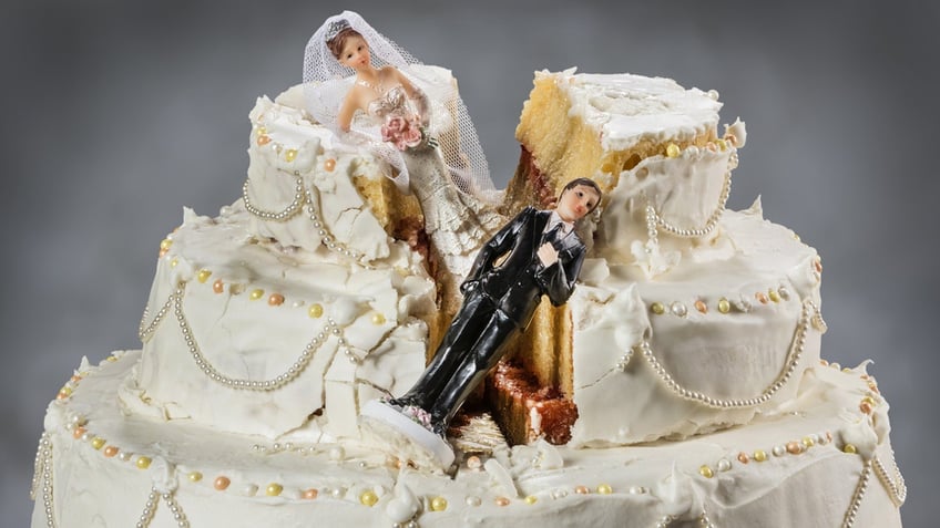 bride claims she left her own wedding after husband smashes cake in her face experts chime in