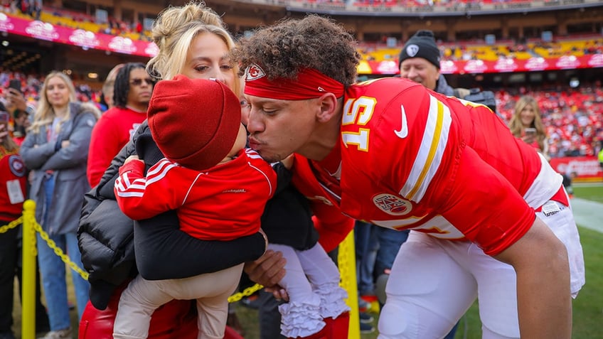 Patrick Mahomes kisses son