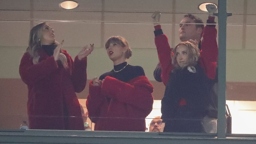 Brittany Mahomes and Taylor Swift watch Packers-Chiefs