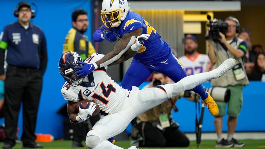 Courtland Sutton makes a catch