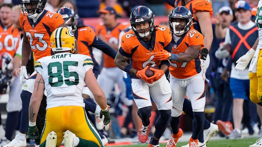 broncos get late field goal interception for victory over packers