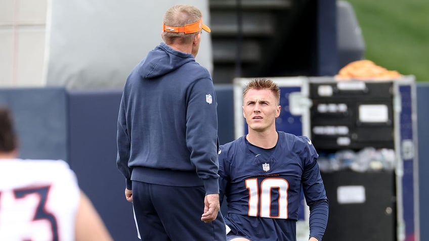 Bo Nix talks to Sean Payton