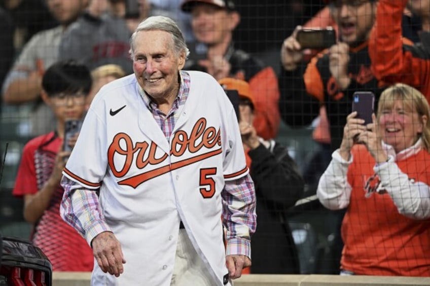 brooks robinson orioles third baseman with 16 gold gloves has died he was 86