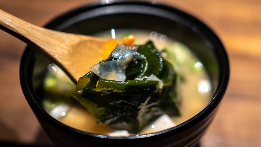 wakame in soup