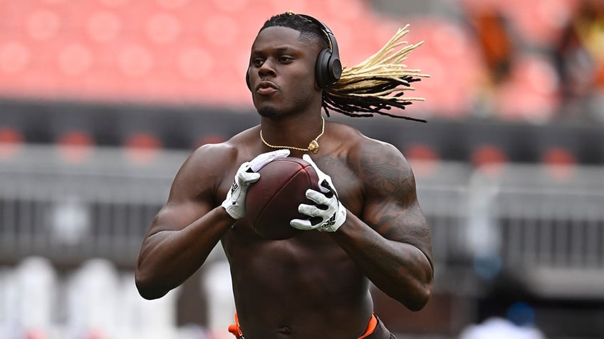 browns david njoku suffers burns in bizarre accident at home