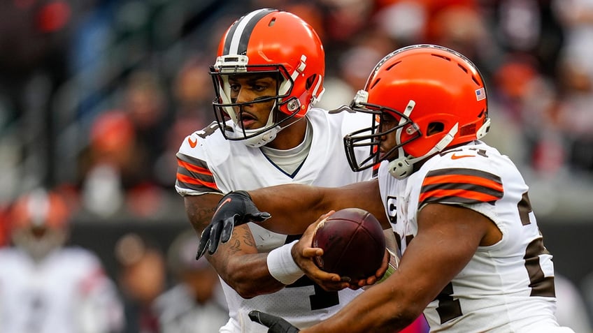 Deshaun Watson hands the ball off to Nick Chubb