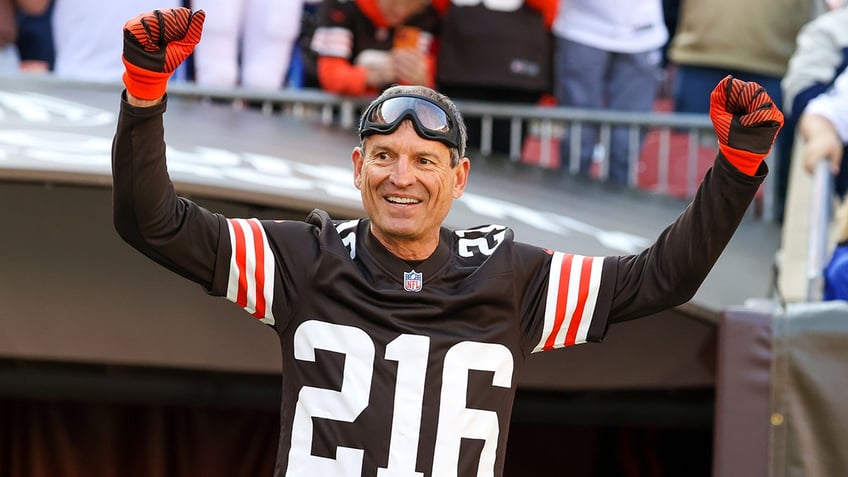 Bernie Kosar watches Browns