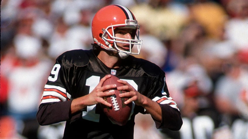 Bernie Kosar looks to pass