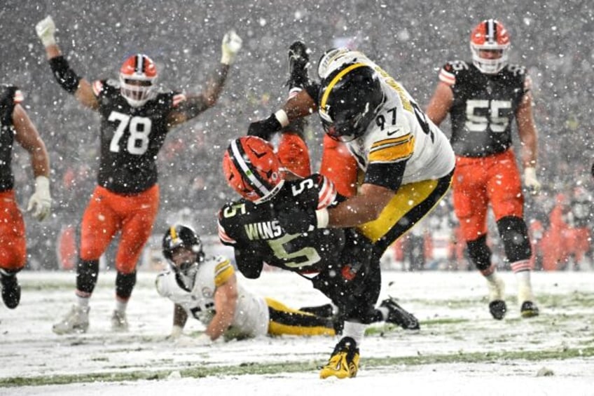 Cleveland quarterback Jameis Winston scrambles over for a touchdown in Thursday's snow-hit