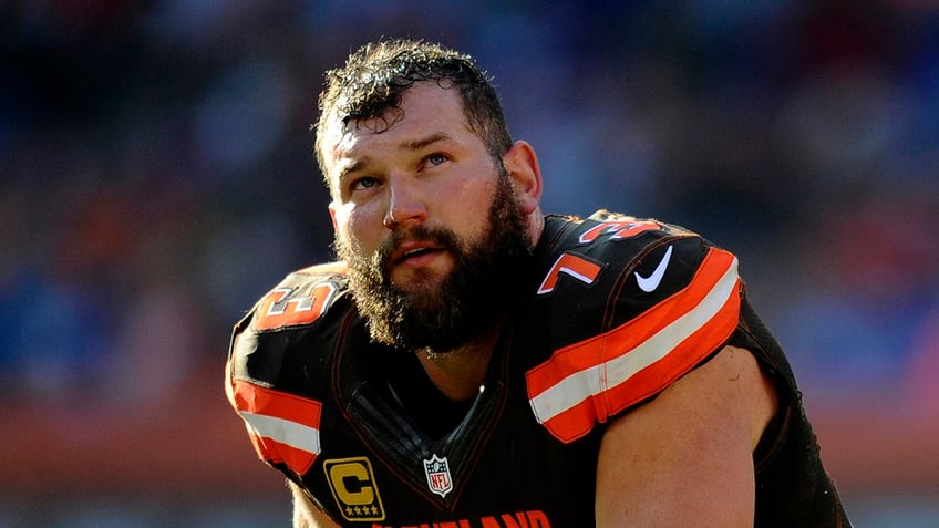 browns legend joe thomas chased down by air force k 9 in wild experience thanks to usaa